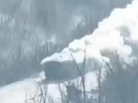 NIJE POGOĐEN: Širi se snimka ruskog vojnog kamiona kako juri obavijen gustim dimom (VIDEO)