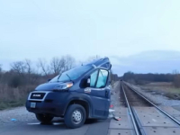 SEKUNDE DO KATASTROFE: Objavljena snimka iz kabine kombija na koji je naletio voz, vozač je za dlaku izbjegao smrt...