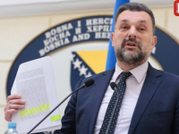 ŠTA JE NA PRESS KONFERENCIJI POKAZAO KONAKOVIĆ: Papir bez pečata i potpisa na kojem piše da su 'momcima na pravdi Boga oduzeli dozvole' (FOTO)