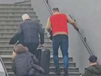 SNIMLJEN NA  BEOGRADSKOM AERODROMU: Savo Milošević jedva hoda, povrijedio nogu (VIDEO)