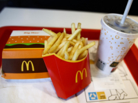 PROBLEMI ZA McDONALD`S: Popularni lanac brze hrane sa skromnijim rastom prihoda zbog bliskoistočne krize...