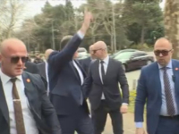 PREDSJEDNIK MANJEG BH. ENTITETA PROVOCIRAO DEMONSTRANTE: Dodik podigao tri prsta u sred Podgorice, pa otišao na sastanak kod Andrije Mandića (VIDEO)