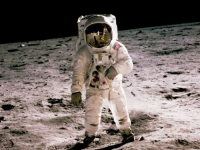 LJUDSKI TRAG NA DRUGOJ PLANETI: Astronauti su tokom šetnji na Mjesecu ostavili niz zanimljivih predmeta, ovo su neki od njih