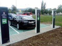 UNAPREĐUJE SE INFRASTRUKTURA: Za električna auta već ima 320 punjača, od toga 15-ak brzih