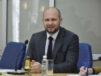 SKANDAL U SKUPŠTINI KANTONA SARAJEVO: Pogledajte kako Elvedin Okerić gasi mikrofon zastupnici da ne bi govorila o sigurnosnoj situaciji u kantonu (VIDEO)