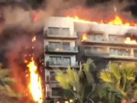 STRAVIČNE SCENE U ŠPANIJI: Ogroman požar guta stambenu zgradu u Valenciji, vatrogasci spašavaju zarobljene stanare... (FOTO, VIDEO)