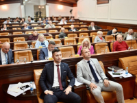 JEDVA ČEKAJU DA SE NE GLEDAJU: Četvrti put prekinuta sjednica Skupštine grada Banjaluke