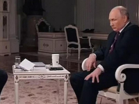 SNIMKA IZ KREMLJA OTKRIVA: Vladimir Putin više ne može kontrolirati noge, za vrijeme razgovora s američkim novinarom smirivao ih je rukama...