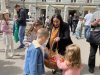 S LOGOM GRADA SARAJEVA: Gradonačelnica Benjamina Karić dijelila uskršnja jaja ispred sarajevske Katedrale