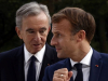 NA SVEČANOSTI U PARIZU: Macron odlikovao najbogatijeg čovjeka na svijetu