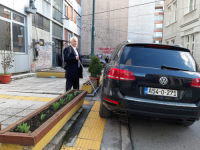 UDRUŽENJE SLIJEPIH PROZVALO MUP KS: Kako da slijep čovjek izađe iz prostorija Udruženja, parking-papci parkiraju preko taktilnih vodilica