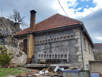 ZBRAJANJE ŠTETE NAKON ZEMLJOTRESA: Oštećena škola u Gacku, ogromna stijena završila u dvorištu kuće (FOTO)