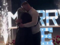 MOSTAR KAO NOVI PARIZ: Zaprosio djevojku uz ruže, crveni tepih, prskalice... (VIDEO)