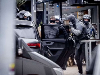 KRAJ DRAME U NIZOZEMSKOJ: Policija maskiranom muškarcu stavila lisice na ruke, taoci su bili... (FOTO, VIDEO)