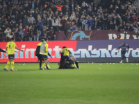 HOROR NA STADIONU U TURSKOJ: Dok su igrači Fenerbahčea slavili pobjedu, navijači ih napali... (FOTO, VIDEO)