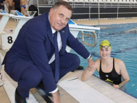 SUSRET SA NAJUSPJEŠNIJOM BH. SPORTISKINJOM: Milorad Dodik posjetio bazen u Trebinju gdje trenira Lana Pudar