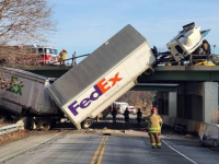 KAMION FEDEXA SE PREVRNUO PREKO MOSTA U AMERICI: Povrijeđeno 5 ljudi, među njima dijete