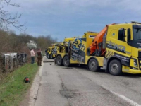 SAOBRAĆAJNA NEZGODA KOD DERVENTE: Prevrnuo se kamion koji je prevozio automobile