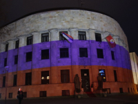 DODIK U SLAVU PUTINA: Palata RS-a osvijetljena u bojama zastave Rusije