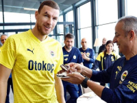 TRENER GA POČASTIO KOLAČEM: Slavljenik Džeko imao poseban doček pred večerašnju utakmicu