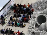UPRKOS TEŠKIM USLOVIMA RATA: Brojni Palestinci na ruševinama džamije u Gazi klanjali džuma-namaz