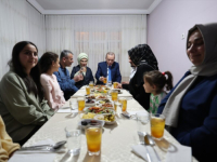 TRADICIJA GOSTOPRIMSTVA: Erdogan sa suprugom Emine iftario kod turske porodice u Ankari (FOTO)