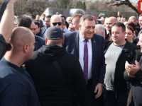 'SB' ISPRED SUDA BiH: Dodikove pristalice ponovo stigle, gradonačelnik Istočnog Sarajeva prvi sišao preko Vraca (FOTO)