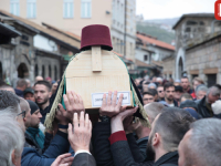 'SB' NA POSLJEDNJEM ISPRAĆAJU VELIKANA: Klanjana dženaza i obavljen ukop Abdulahu Sidranu (FOTO)