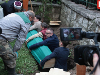 KOKE NA SIDRANOVOJ DŽENAZI SNIMIO INTRIGANTAN VIDEO: Mačka se spustila u Sidranovu raku prije nego li što će spustiti pjesnika (VIDEO)