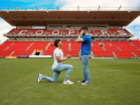 PRIVUKAO VELIKU PAŽNJU: Prvi gay fudabler zaprosio momka na stadionu, emotivne scene tokom prosidbe (FOTO)