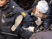 BLOKIRALI ULAZ U PARLAMENT: Policija silom udaljila Gretu Thunberg i druge klimatske aktiviste