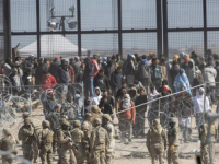 DRAMA U TEKSASU: U haotičnim scenama imigranti su napali i srušili stražare na granici u El Pasu; Grupa broji više od 300 ilegalnih imigranata, a oko 100 odraslih muškaraca je...