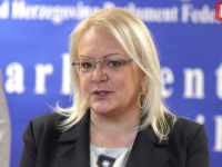NEVJEROVATNO: Predsjednica FBiH Lidija Bradara pomilovala umrlu osobu