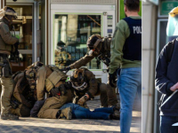 DRAMA U CENTRU LJUBLJANE: Muškarac s dva noža prijetio prolaznicima, napao i policajce (VIDEO)