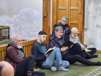 DINO MERLIN U SARAJEVSKOJ DŽAMIJI PRATIO UČENJE KUR'ANA: 'Koliko god da ostvariš u životu, i imetka, i novca, i popularnosti...'