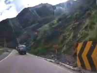 ZASTRAŠUJUĆI PRIZOR: Ogromna stijena se odronila i pala na vozila (VIDEO)