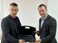 MINISTAR NEŠIĆ SE POHVALIO: Na poklon dobio pištolj - prigodni model Vampir II (FOTO)