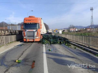 SAOBRAĆAJNA NEZGODA KOD TUZLE: Veće količine pića u staklenim bocama prosule su se iz kamiona...