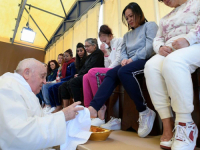 MEĐU NJIMA I ŽENA IZ BiH: Papa Franjo u invalidskim kolicima oprao noge zatvorenicama (VIDEO)