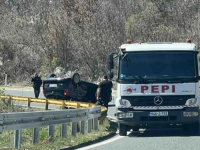 NESREĆA NA PUTU TREBINJE-BILEĆA: Automobil se prevrnuo na krov