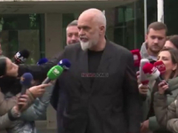 POTEZ ZA ŽUTI KARTON: Albanski premijer odgurnuo novinarku (VIDEO)