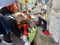 GRUPA GRAĐANA IZ ISTOČNOG SARAJEVA PRED RUSKOM AMBASADOM: Položili cvijeće za žrtve pucnjave u Moskvi