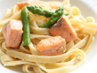 IDEALAN PROLJETNI RUČAK: Začas napravite fettuccine sa šparogama i dimljenim lososom i oduševite ukućane