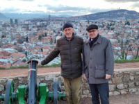 PUCANJ TOPA, A ONDA TOPA: Na Žutoj tabiji je večeras bio i visoki predstavnik u BiH Christian Schmidt; Fotografirao se sa...