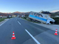 TEŠKA SAOBRAĆAJNA NESREĆA KOD TEŠNJA: Motor prepolovljen, vozač teže povrijeđen