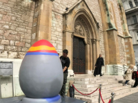 U SUSRET USKRSU: Ispred sarajevske Katedrale postavljeno uskršnje jaje