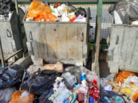 GRAĐANI IH PODRŽAVAJU: Zavidovići zatrpani smećem, radnici komunalnog preduzeća u radničkom neposluhu