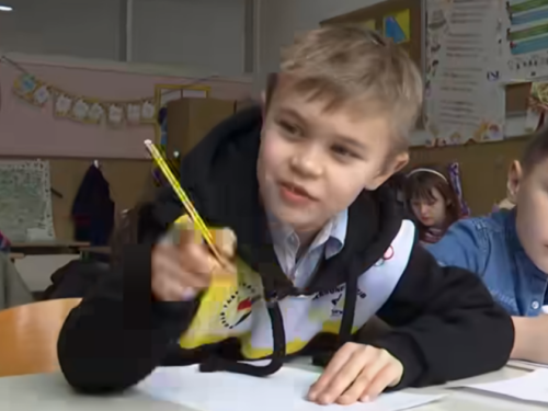 MALI MAHIR PRVI PUT SA VRŠNJACIMA: Učionicu i školu koju ima samo za sebe zamijenio sa onom punom djece (VIDEO)