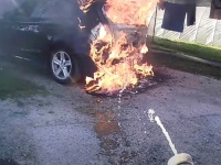 IZGORIO BMW U PRIJEDORU: Vatrogasci su neutralisali požar, povrijeđenih nije bilo, na automobilu... (VIDEO)