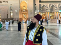 PROZORSKI IMAM ODUŠEVIO NA SVETOM MJESTU: U bosanskoj narodnoj nošnji, s ljiljanima na prsluku, klanjao akšam u Poslanikovoj džamiji (FOTO)